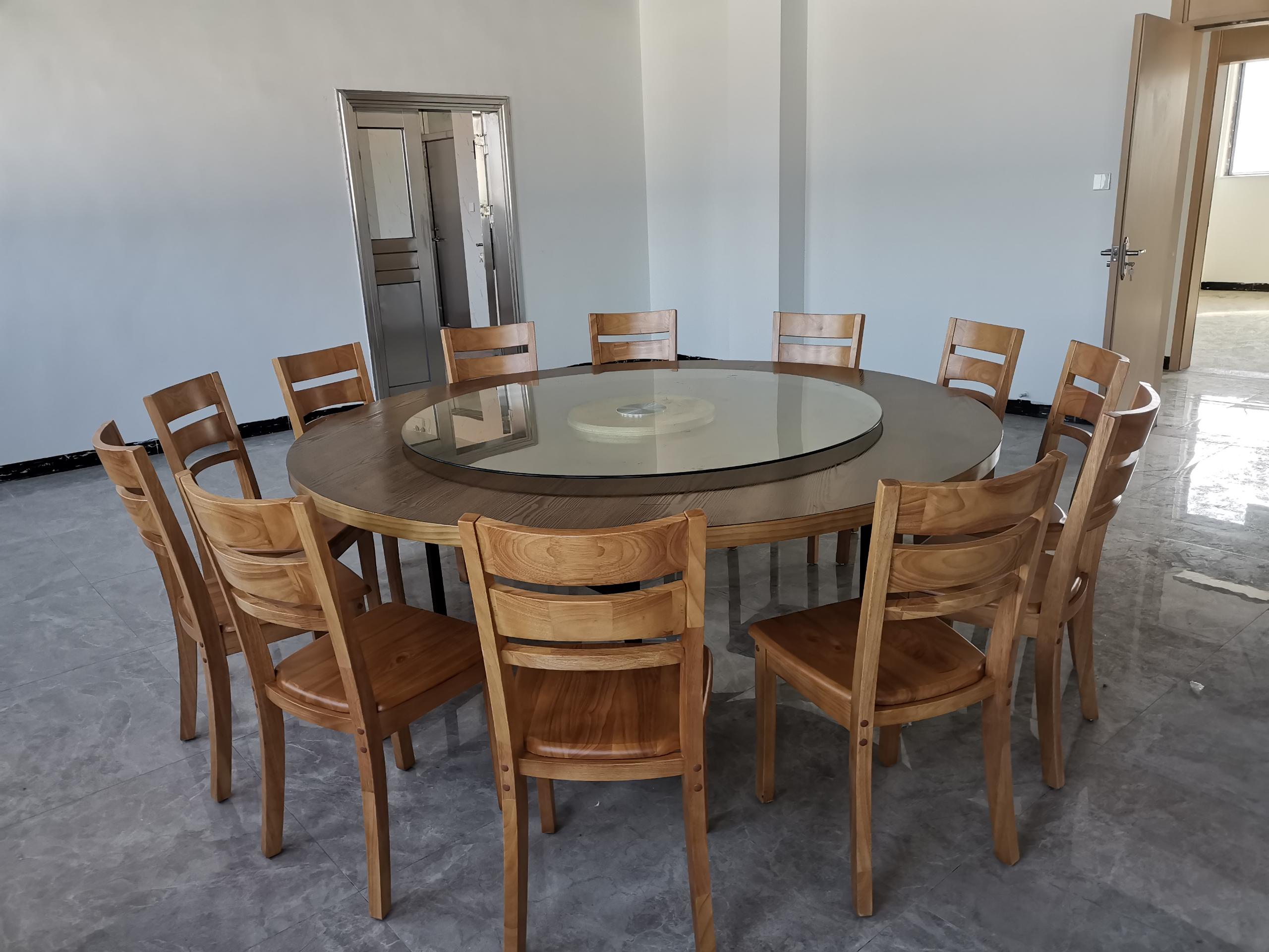 Round dining table