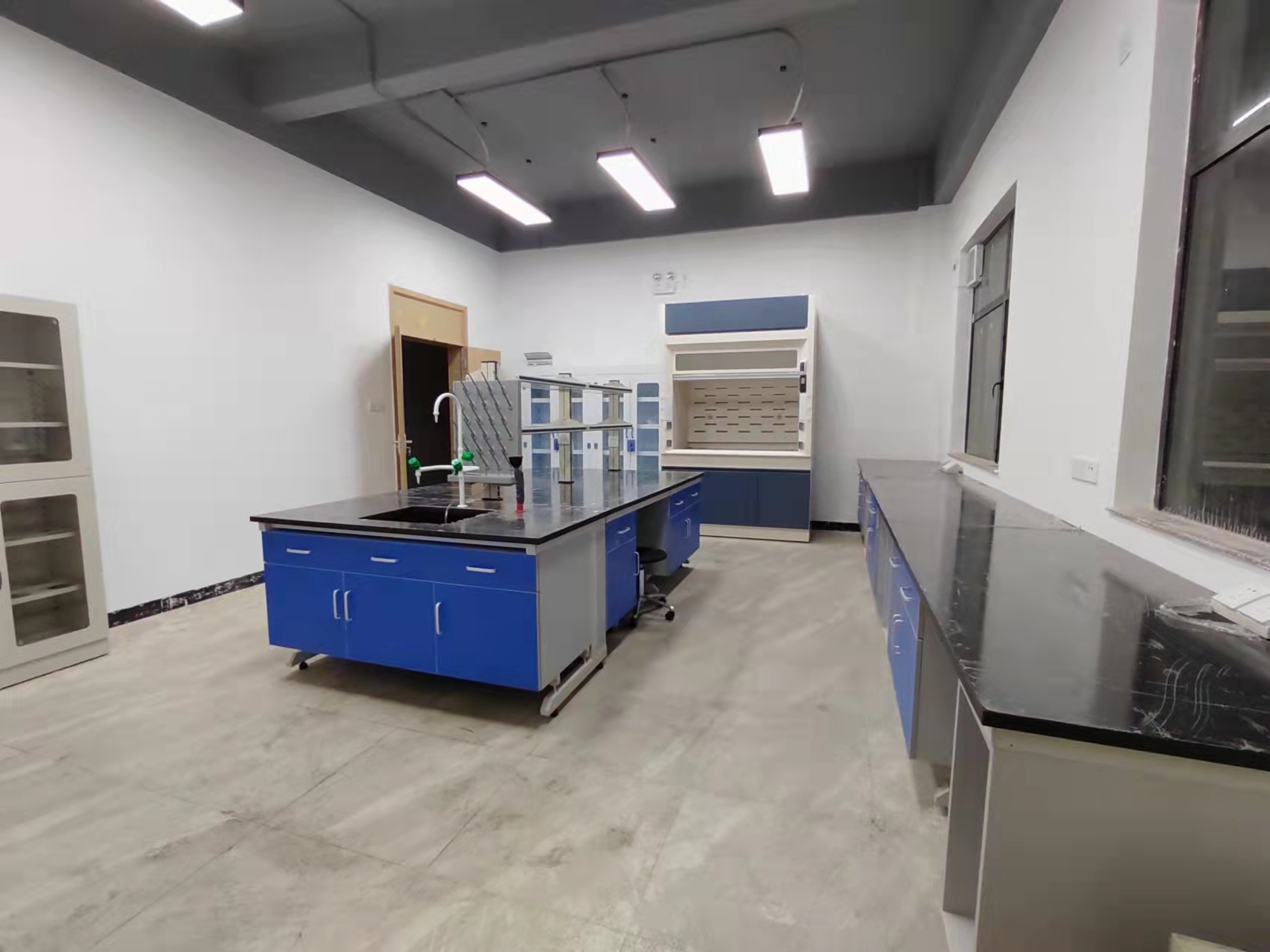 Laboratory furniture
