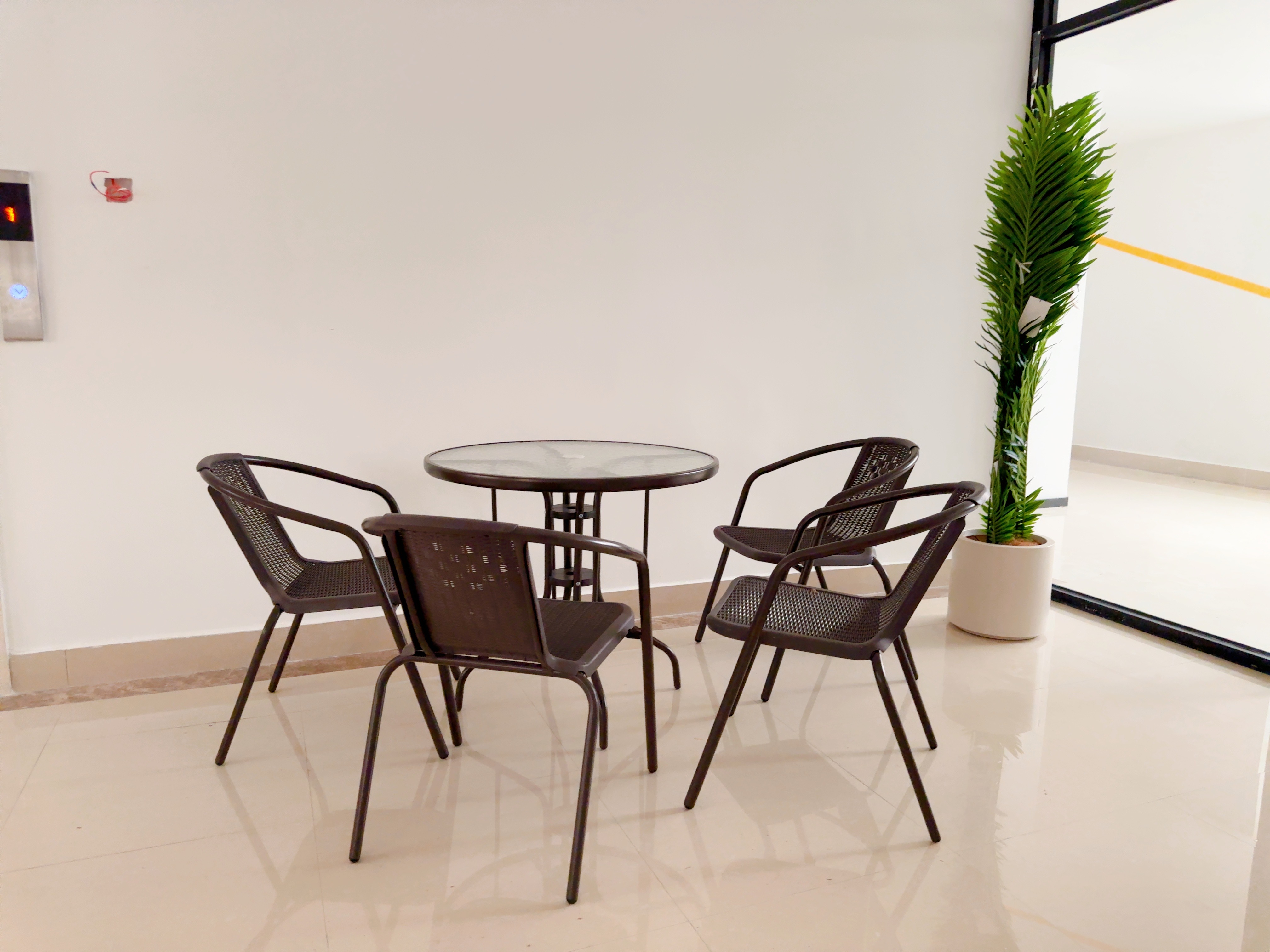 Round dining table