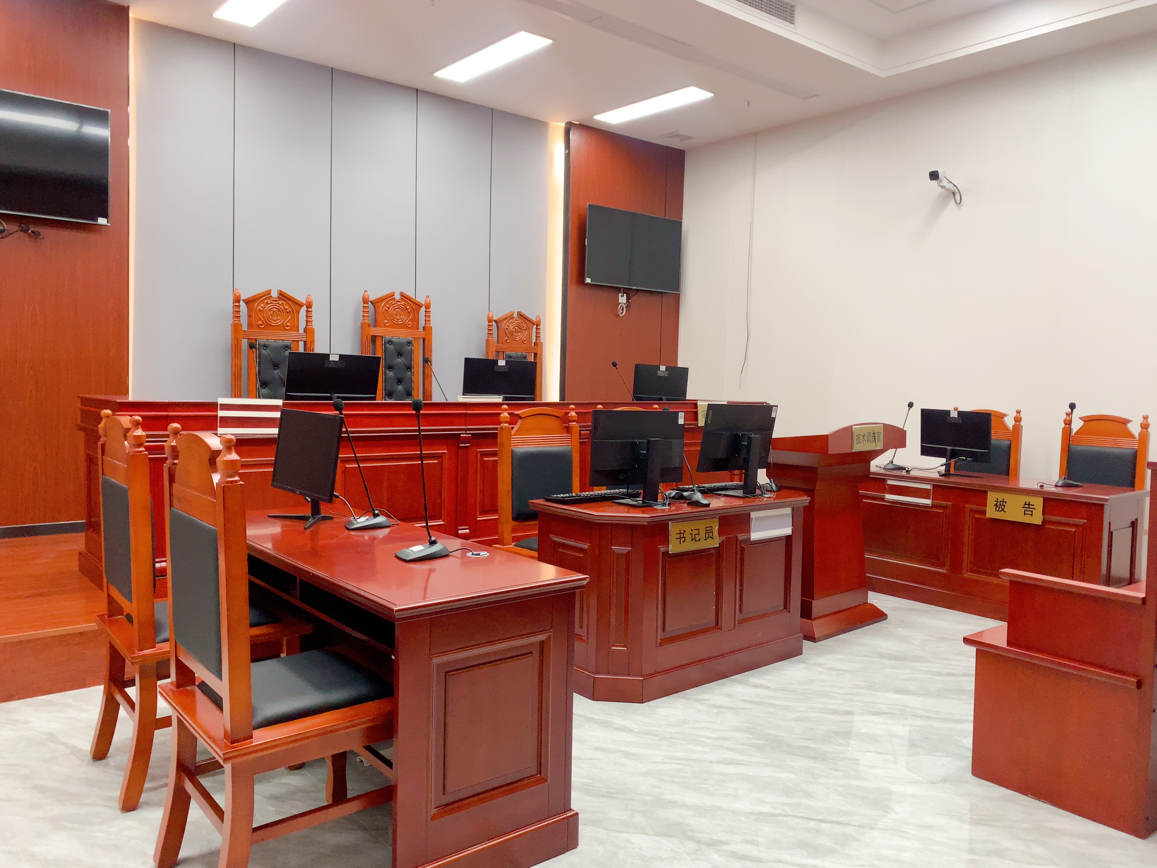Judge chair