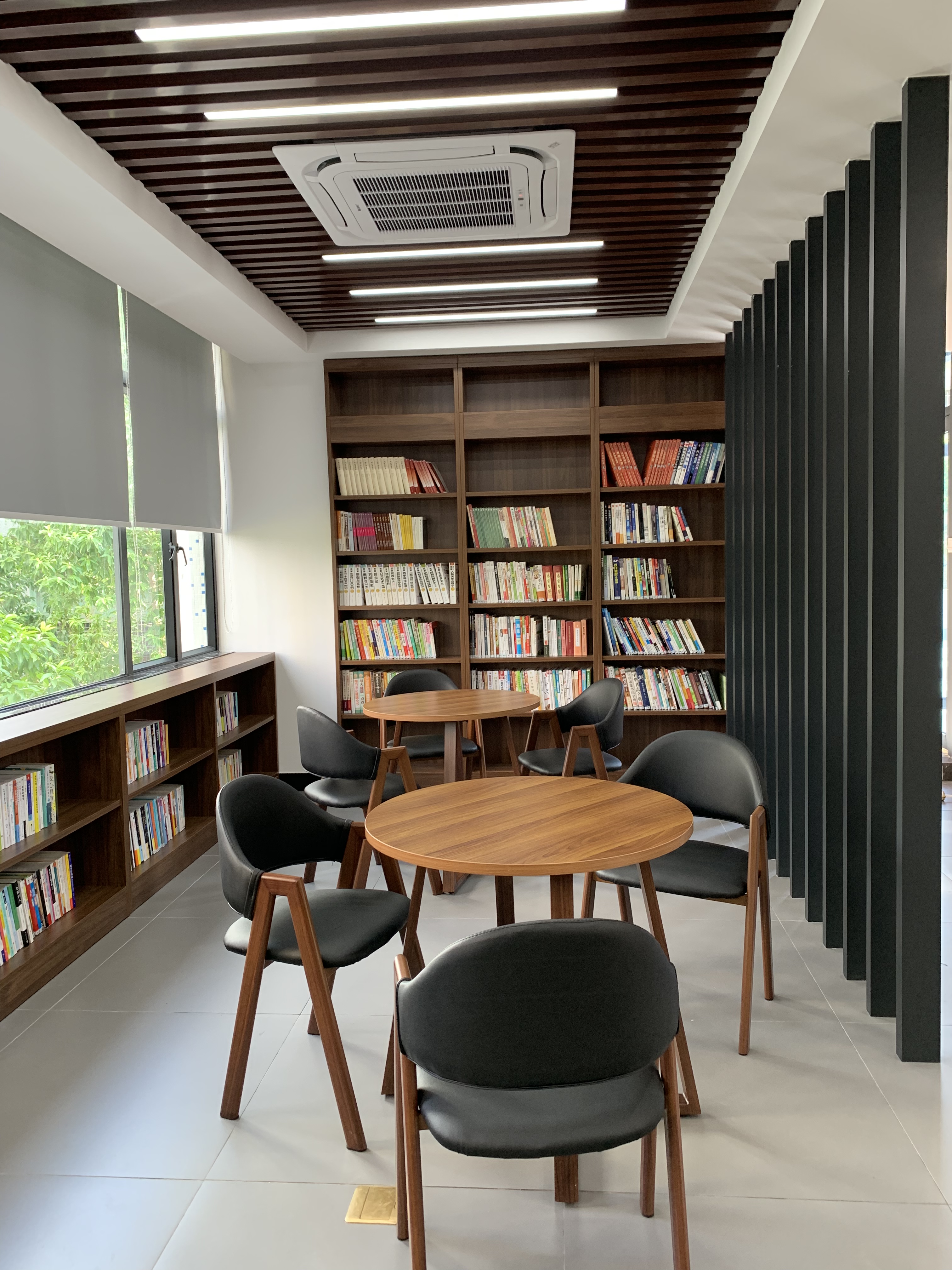 Meeting table