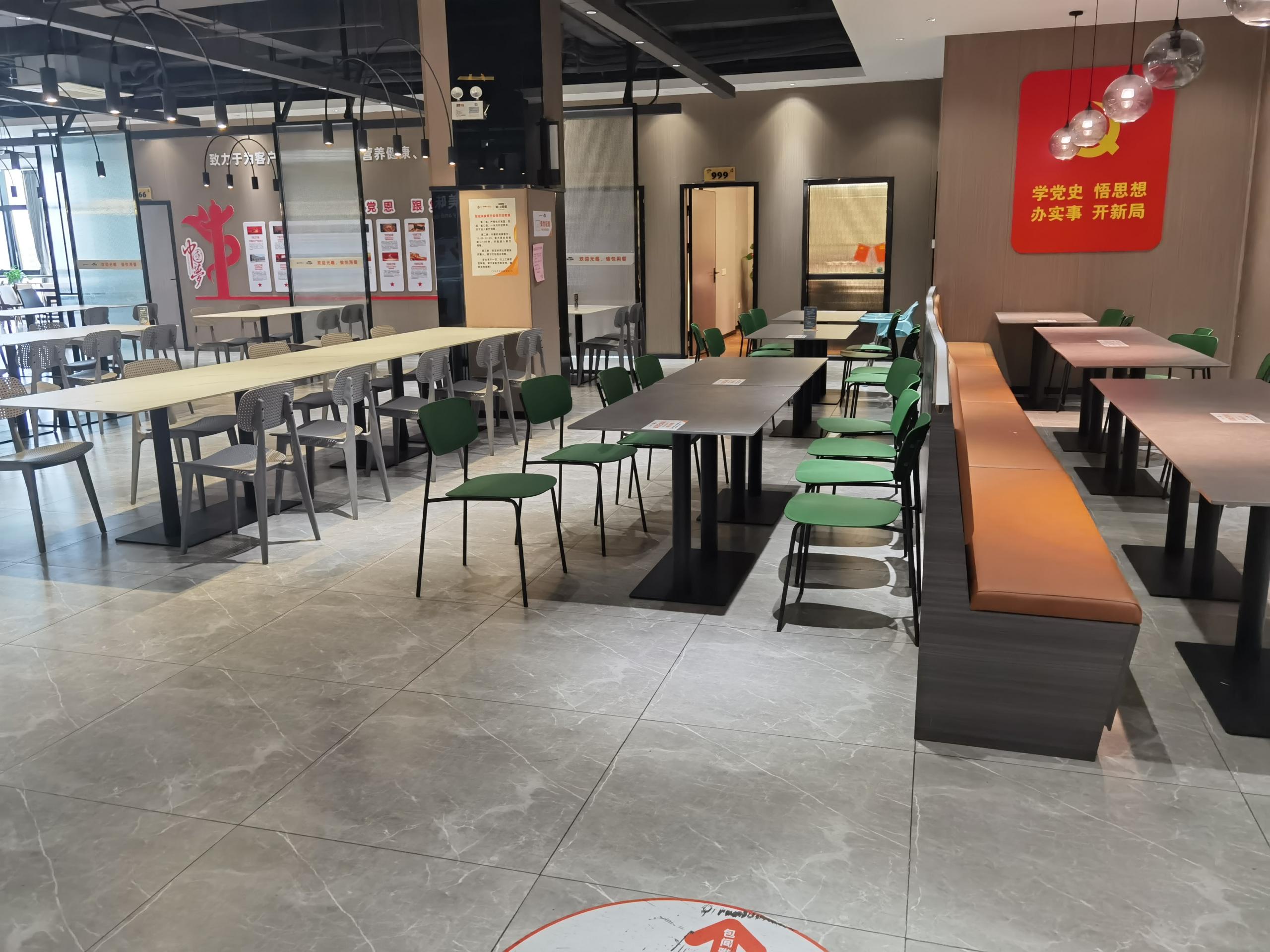Four-person fast food table